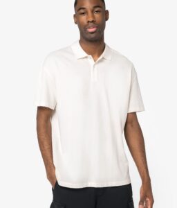 Polo com ombros descaídos de homem